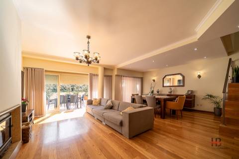 Moradia em Condomínio Fechado com Piscina