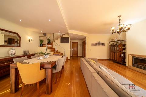 Moradia em Condomínio Fechado com Piscina