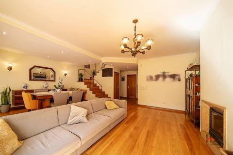 Moradia em Condomínio Fechado com Piscina