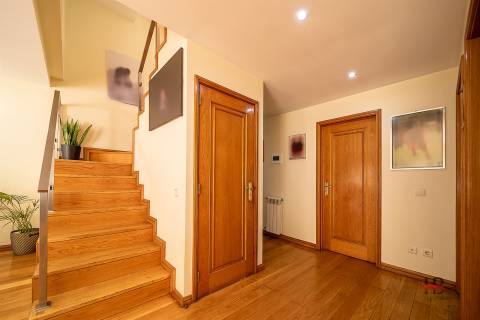 Moradia em Condomínio Fechado com Piscina