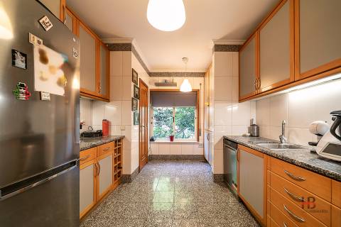 Moradia em Condomínio Fechado com Piscina