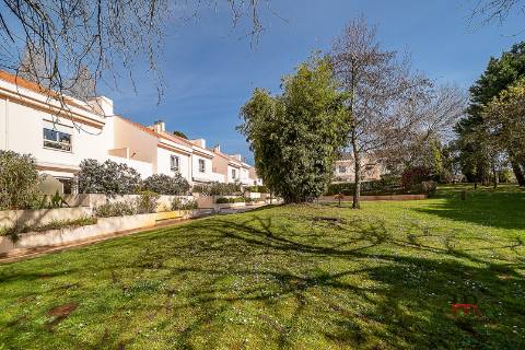 Moradia em Condomínio Fechado com Piscina