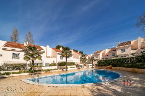 Moradia em Condomínio Fechado com Piscina