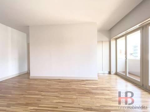 Apartamento T1 com Varanda à Venda na Baixa do Porto | Elegância e Modernidade