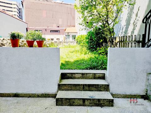 Apartamento T0+1 com Jardim e Logradouro no Centro do Porto