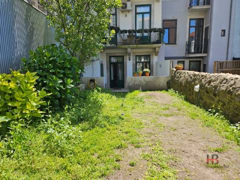 Apartamento T0+1 com Jardim e Logradouro no Centro do Porto