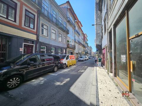 Apartamento T0+1 com Jardim e Logradouro no Centro do Porto