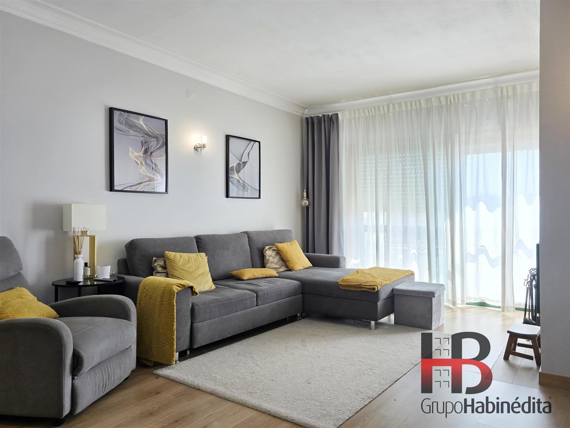 Apartamento T2 Remodelado com Varandas e Garagem em Valbom – Gondomar