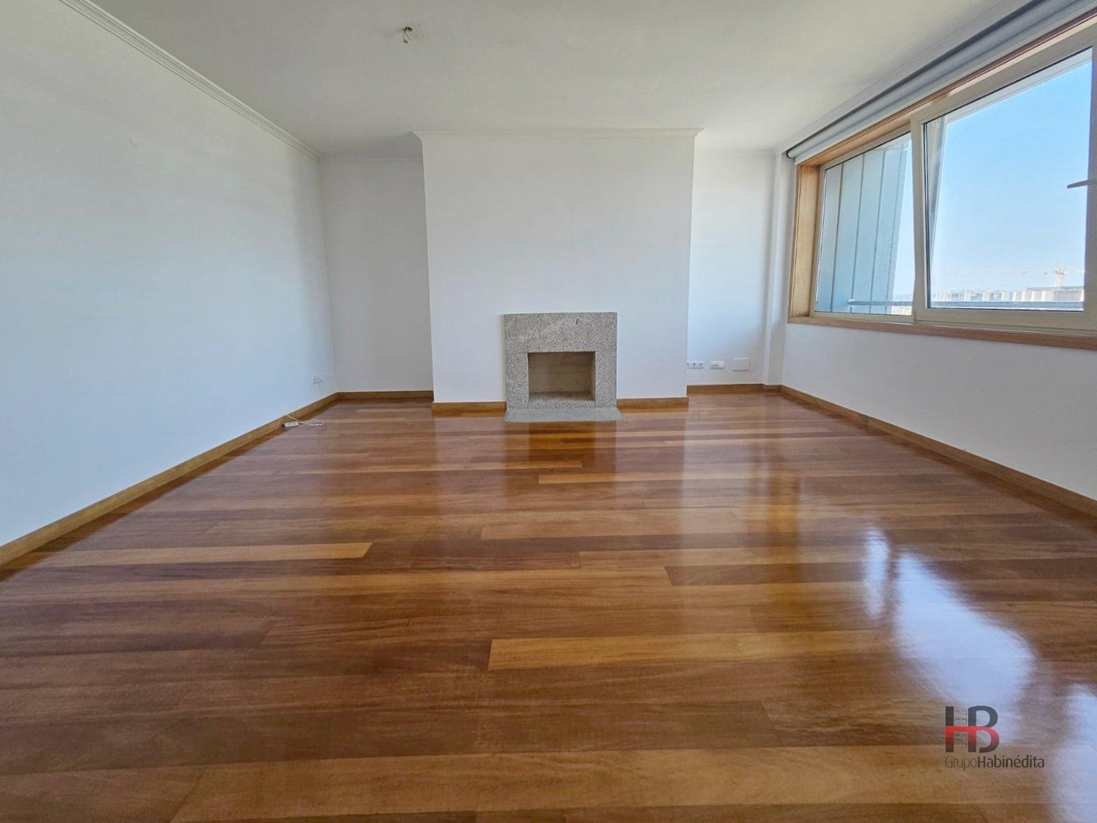 Apartamento T1 no 19.º piso em Leça da Palmeira com garagem, jardim e piscina