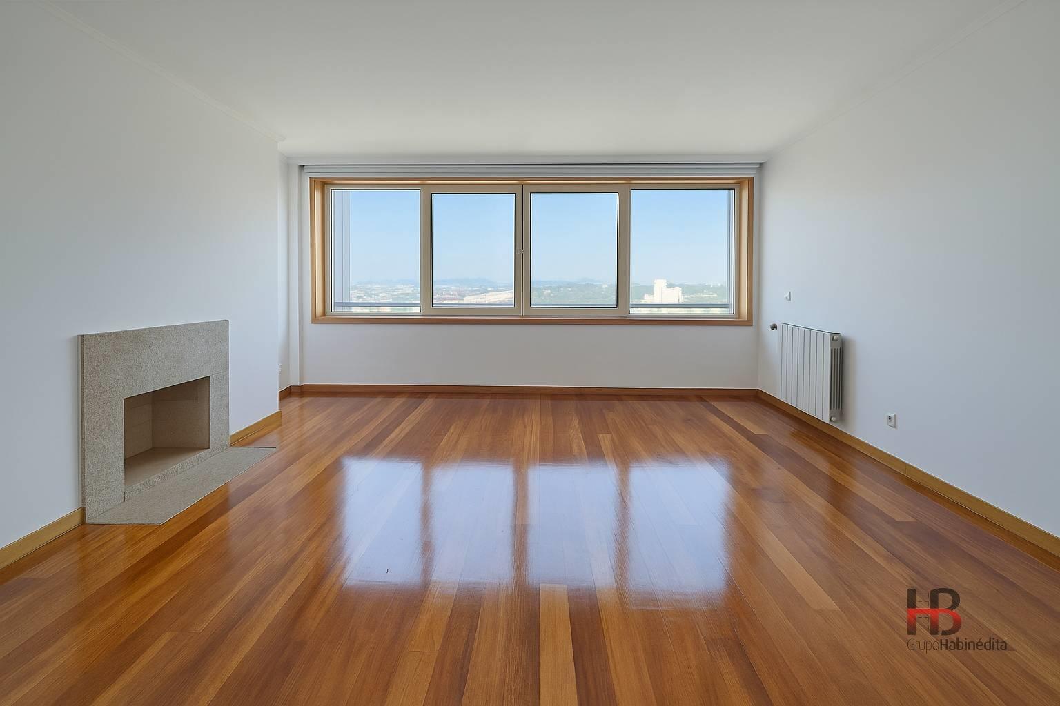 Apartamento T1 no 19.º piso em Leça da Palmeira com garagem, jardim e piscina