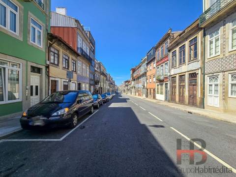 Estúdio na Baixa do Porto com garagem box.