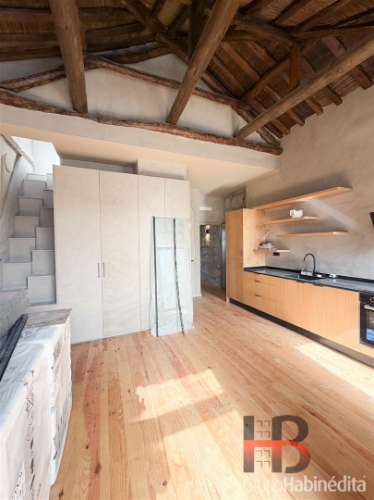 Estúdio no Porto com varanda.