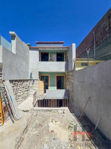 Estúdio no Porto com varanda e arrumo.