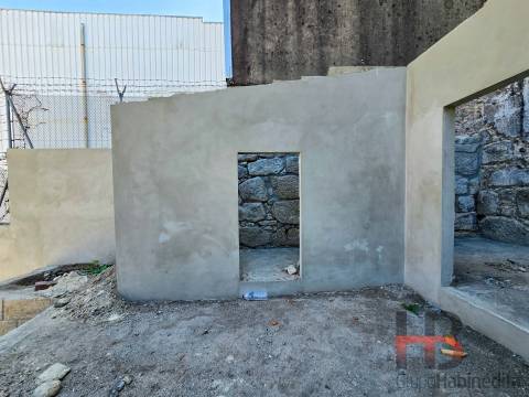 Estúdio no Porto com varanda e arrumo.