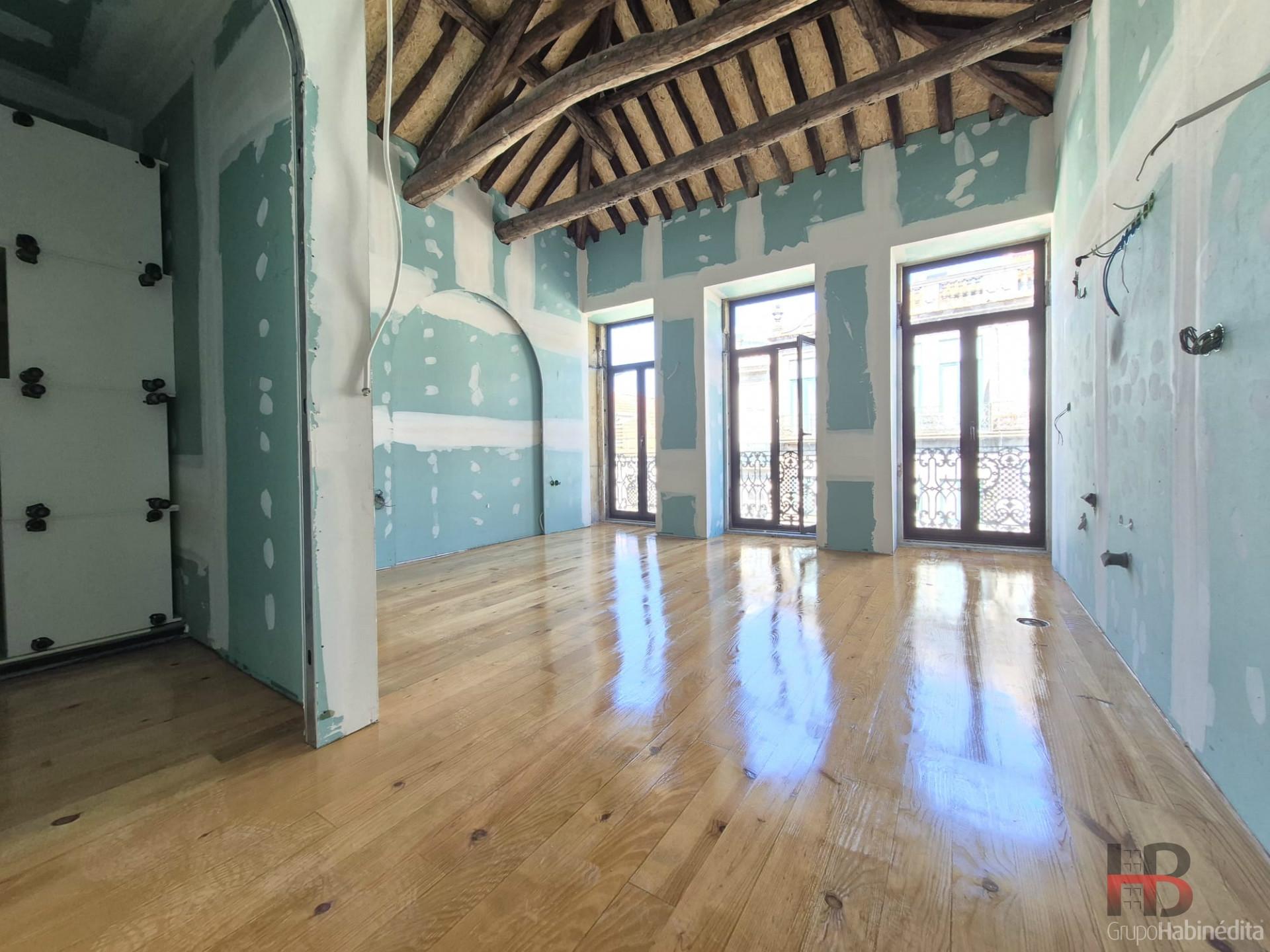 Estúdio no Porto com varanda e arrumo.