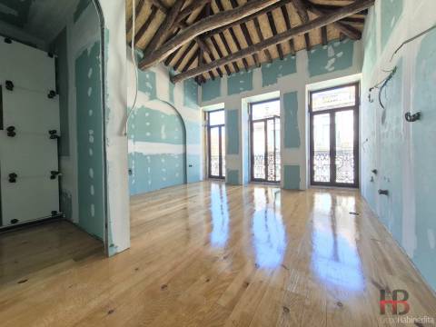 Estúdio no Porto com varanda e arrumo.