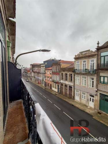 Estúdio no Porto com varanda e arrumo.