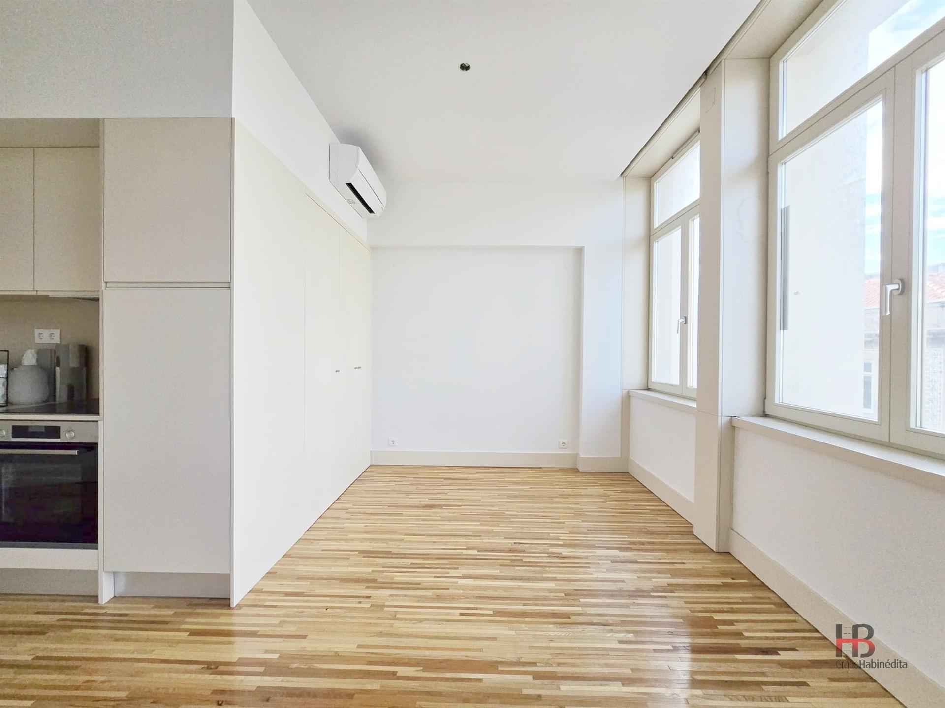 Apartamento T0 na Baixa do Porto | Reabilitação Urbana com Elegância e Modernidade