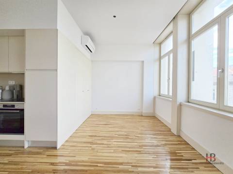 Apartamento T0 na Baixa do Porto | Reabilitação Urbana com Elegância e Modernidade