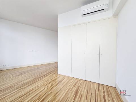 Apartamento T0 na Baixa do Porto | Reabilitação Urbana com Elegância e Modernidade