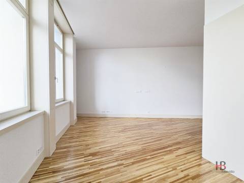 Apartamento T0 na Baixa do Porto | Reabilitação Urbana com Elegância e Modernidade