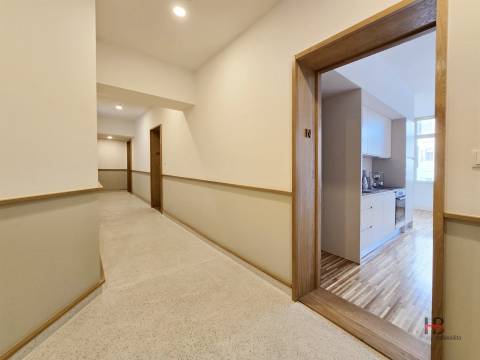 Apartamento T0 na Baixa do Porto | Reabilitação Urbana com Elegância e Modernidade