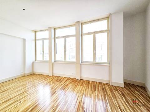 Apartamento T0 na Baixa do Porto | Reabilitação Urbana com Elegância e Modernidade