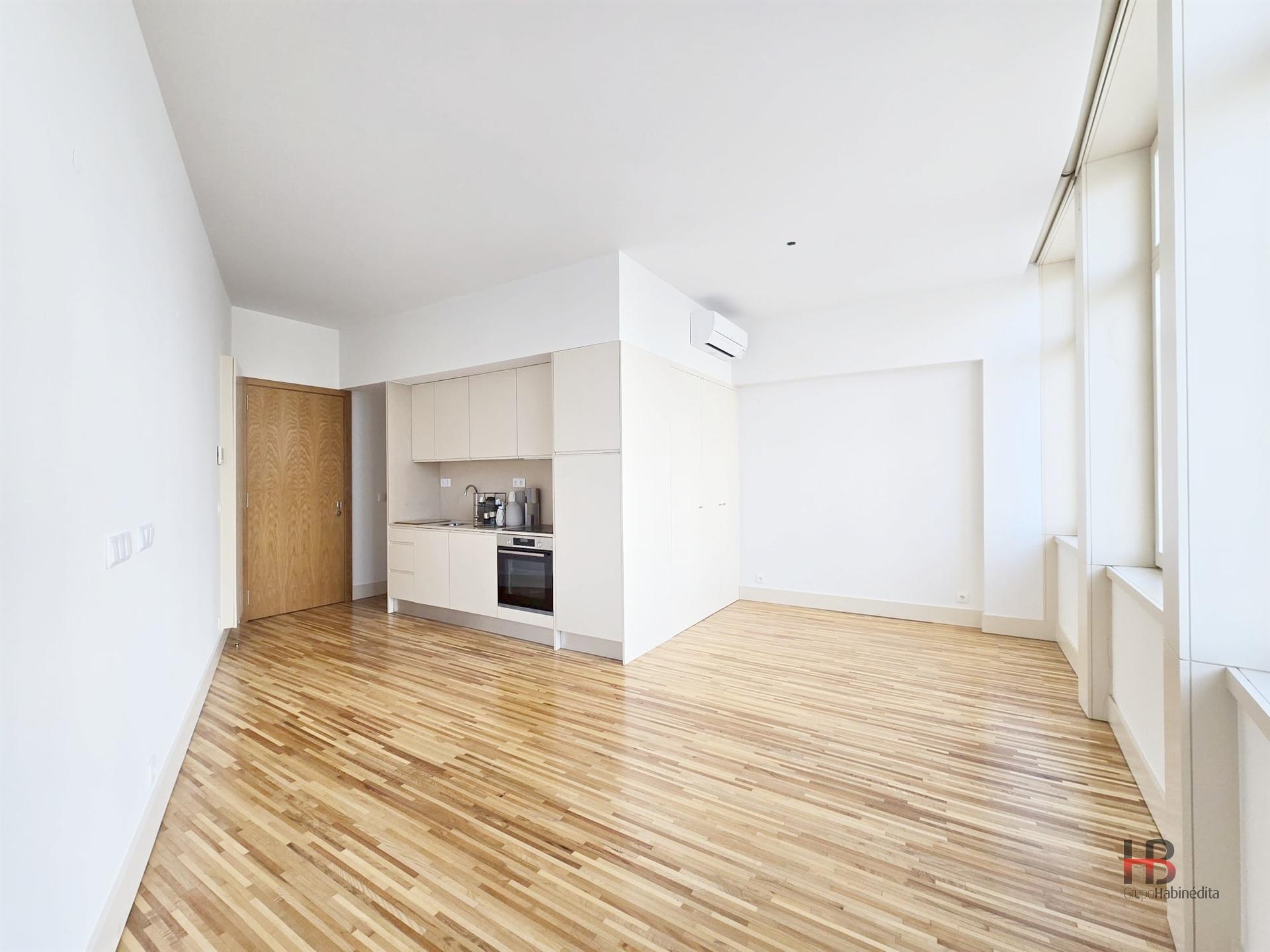 Apartamento T0 na Baixa do Porto | Reabilitação Urbana com Elegância e Modernidade