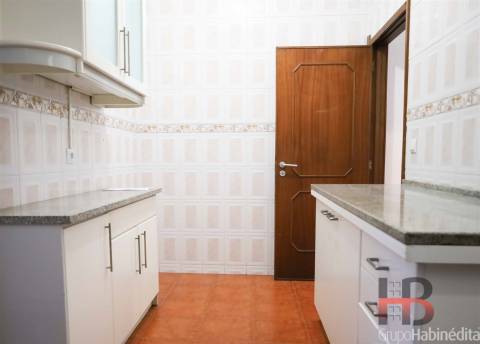 Apartamento T4 Familiar à Praça Velasques, Porto - Luminoso e Funcional