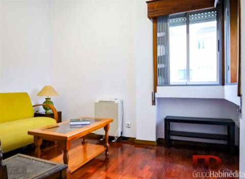 Apartamento T4 Familiar à Praça Velasques, Porto - Luminoso e Funcional