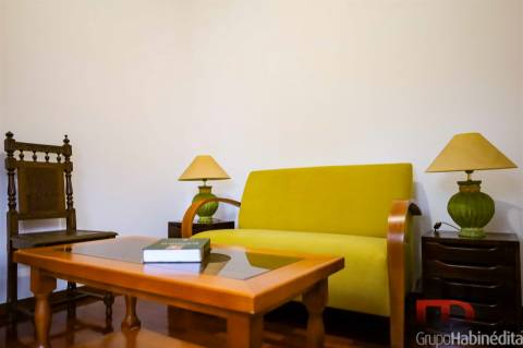 Apartamento T4 Familiar à Praça Velasques, Porto - Luminoso e Funcional