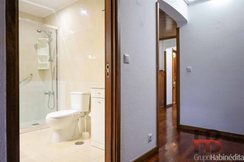 Apartamento T4 Familiar à Praça Velasques, Porto - Luminoso e Funcional