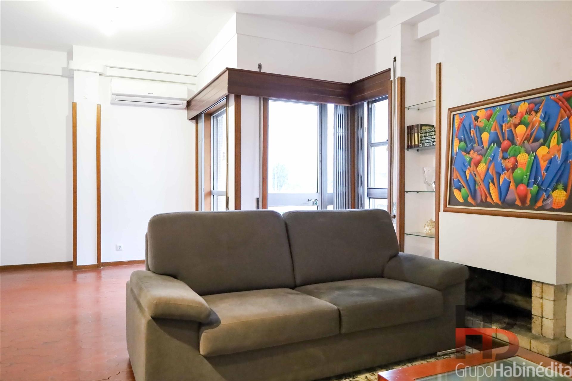 Apartamento T4 Familiar à Praça Velasques, Porto - Luminoso e Funcional