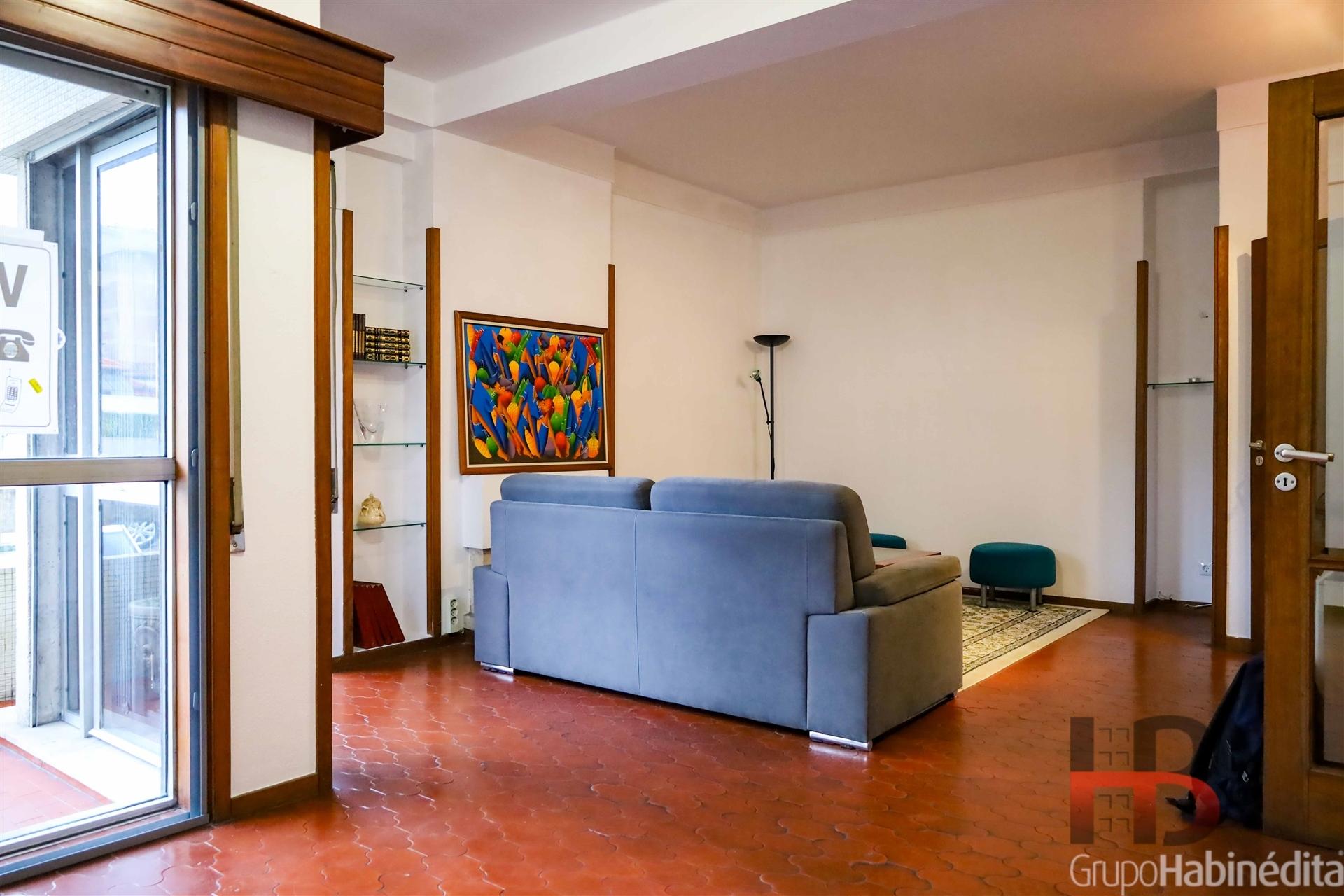 Apartamento T4 Familiar à Praça Velasques, Porto - Luminoso e Funcional