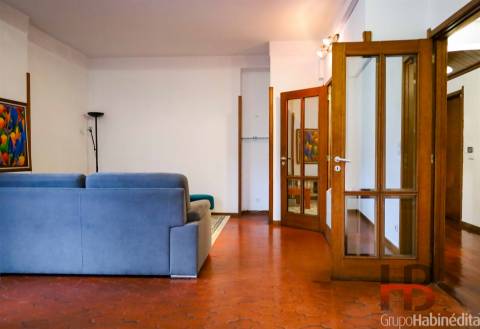 Apartamento T4 Familiar à Praça Velasques, Porto - Luminoso e Funcional