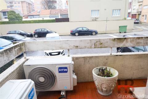 Apartamento T4 Familiar à Praça Velasques, Porto - Luminoso e Funcional