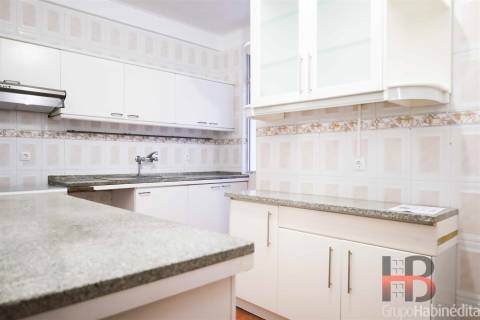 Apartamento T4 Familiar à Praça Velasques, Porto - Luminoso e Funcional