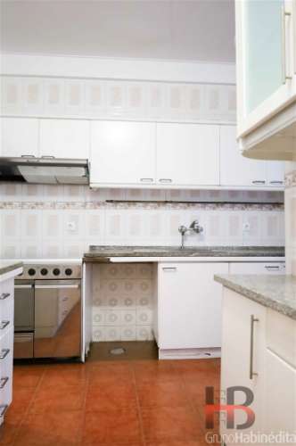 Apartamento T4 Familiar à Praça Velasques, Porto - Luminoso e Funcional