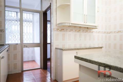 Apartamento T4 Familiar à Praça Velasques, Porto - Luminoso e Funcional