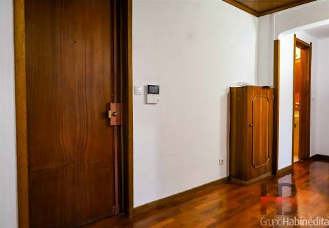 Apartamento T4 Familiar à Praça Velasques, Porto - Luminoso e Funcional