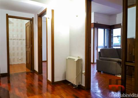 Apartamento T4 Familiar à Praça Velasques, Porto - Luminoso e Funcional