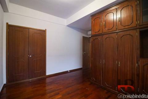 Apartamento T4 Familiar à Praça Velasques, Porto - Luminoso e Funcional