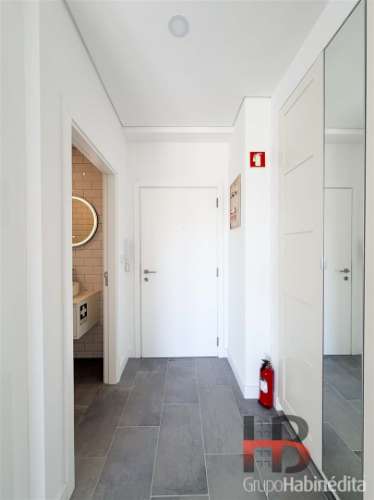 Apartamento T0 com garagem à Praça do Marquês, Porto | Remodelado e Mobilado