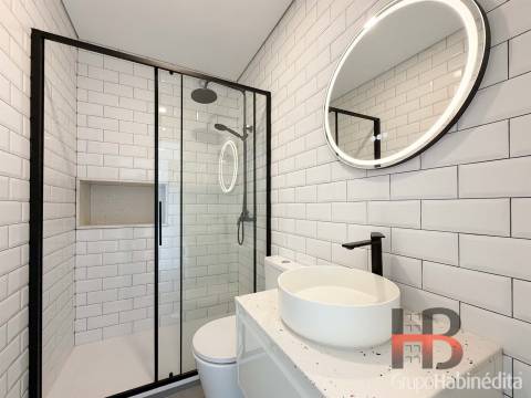 Apartamento T0 com garagem à Praça do Marquês, Porto | Remodelado e Mobilado