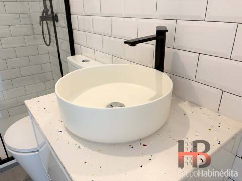 Apartamento T0 com garagem à Praça do Marquês, Porto | Remodelado e Mobilado