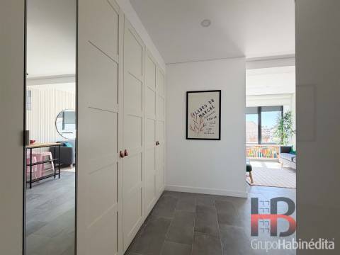 Apartamento T0 com garagem à Praça do Marquês, Porto | Remodelado e Mobilado