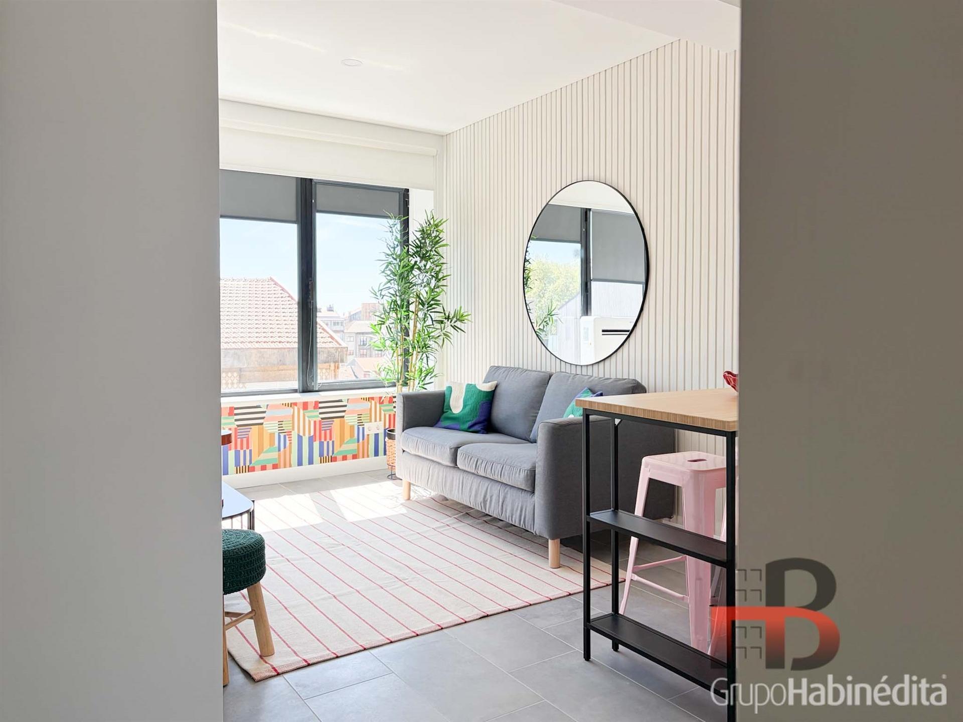 Apartamento T0 com garagem à Praça do Marquês, Porto | Remodelado e Mobilado