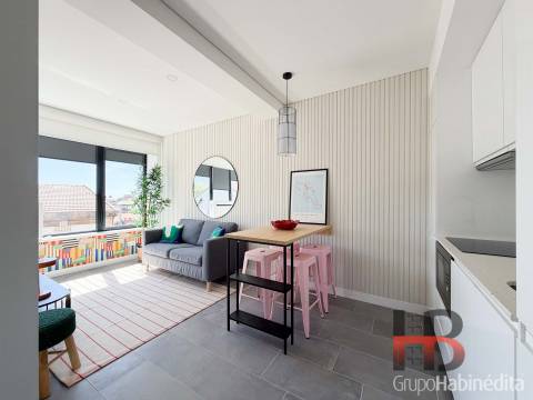 Apartamento T0 com garagem à Praça do Marquês, Porto | Remodelado e Mobilado