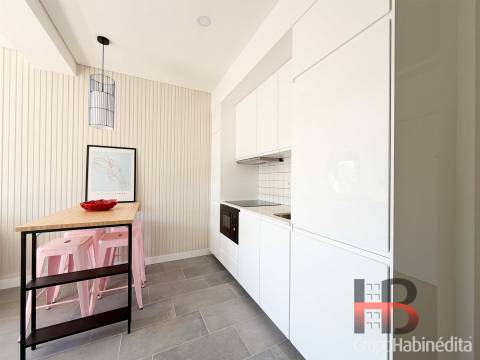 Apartamento T0 com garagem à Praça do Marquês, Porto | Remodelado e Mobilado