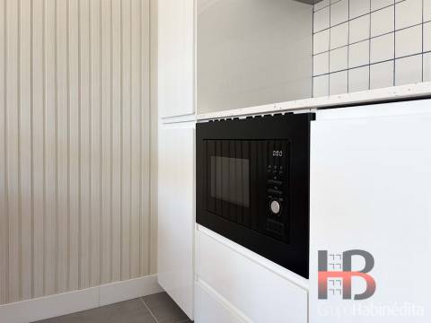 Apartamento T0 com garagem à Praça do Marquês, Porto | Remodelado e Mobilado